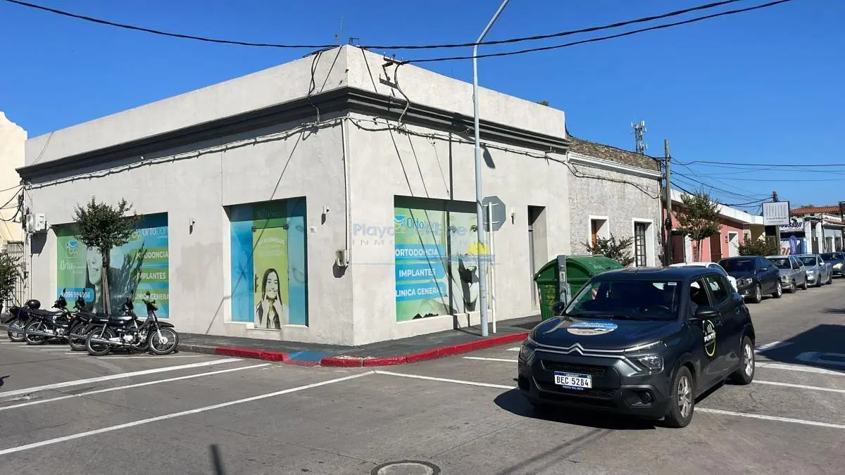 Local comercial con renta en pleno centro Maldonado 3