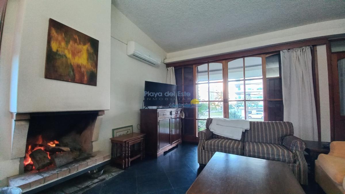 Vende casa de 3 dormitorios (incluye depp), en Parada 4 de Playa Mansa, Punta del Este