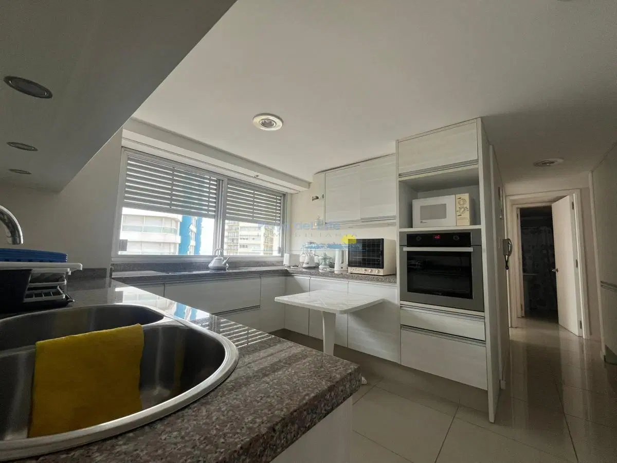 Apartamento en Venta de 3 dormitorios en Punta del este , Edificio Delfin , Vista al mar , Playa bra 3