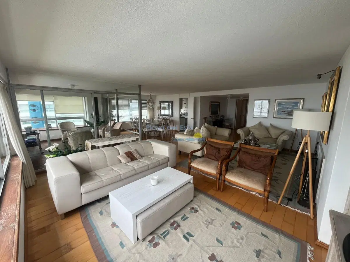 Apartamento en Venta de 3 dormitorios en Punta del este , Edificio Delfin , Vista al mar , Playa bra 1