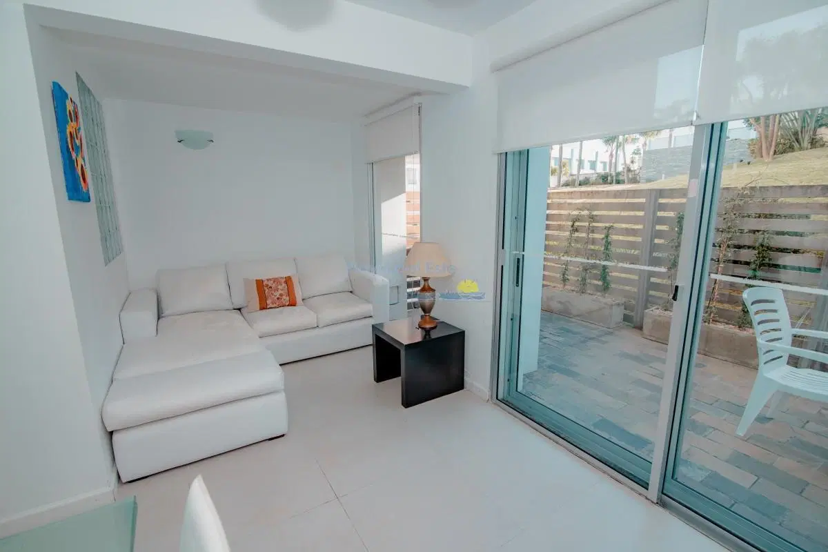 Oportunidad en Venta de Apartamento de planta baja con salida al jardín de tres dormitorios en Playa 2