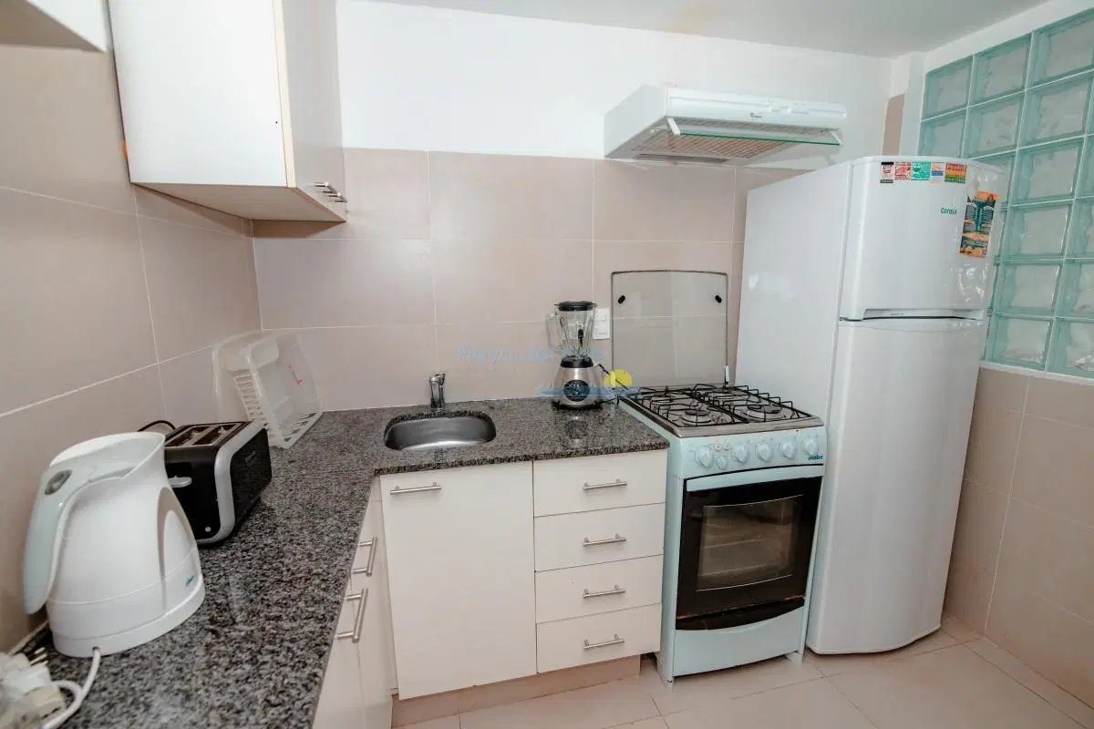 Oportunidad en Venta de Apartamento de planta baja con salida al jardín de tres dormitorios en Playa 1