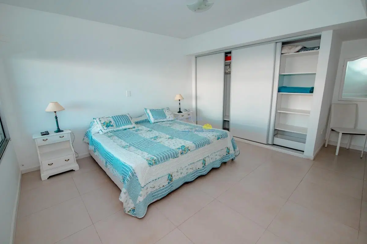 Oportunidad en Venta de Apartamento de planta baja con salida al jardín de tres dormitorios en Playa 4