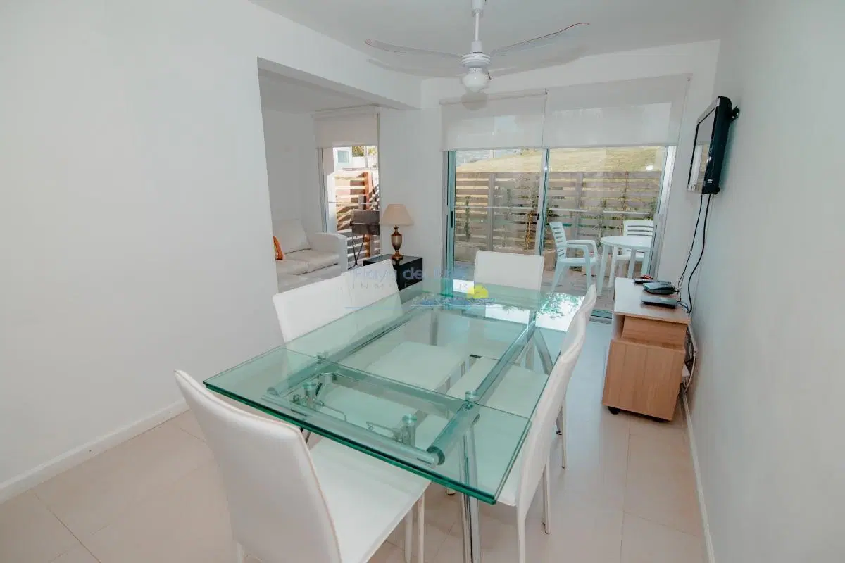 Oportunidad en Venta de Apartamento de planta baja con salida al jardín de tres dormitorios en Playa 5