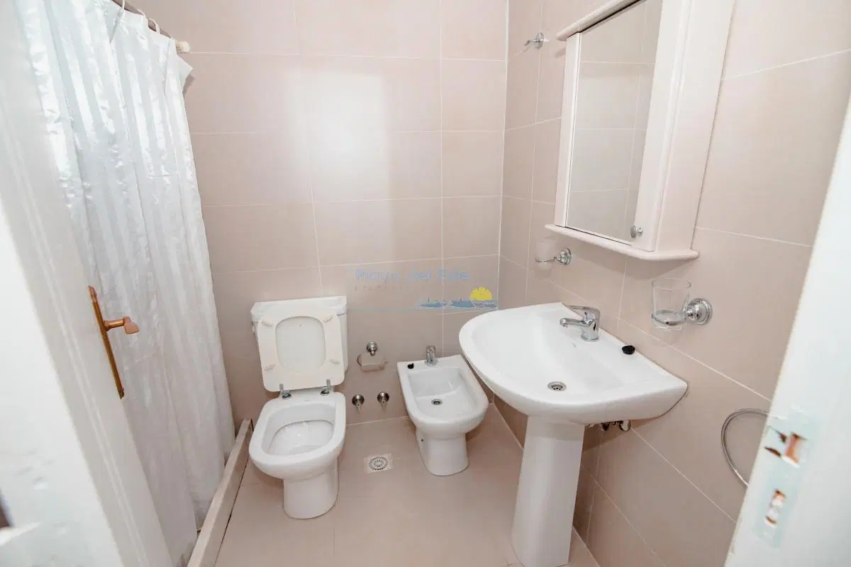 Oportunidad en Venta de Apartamento de planta baja con salida al jardín de tres dormitorios en Playa 8