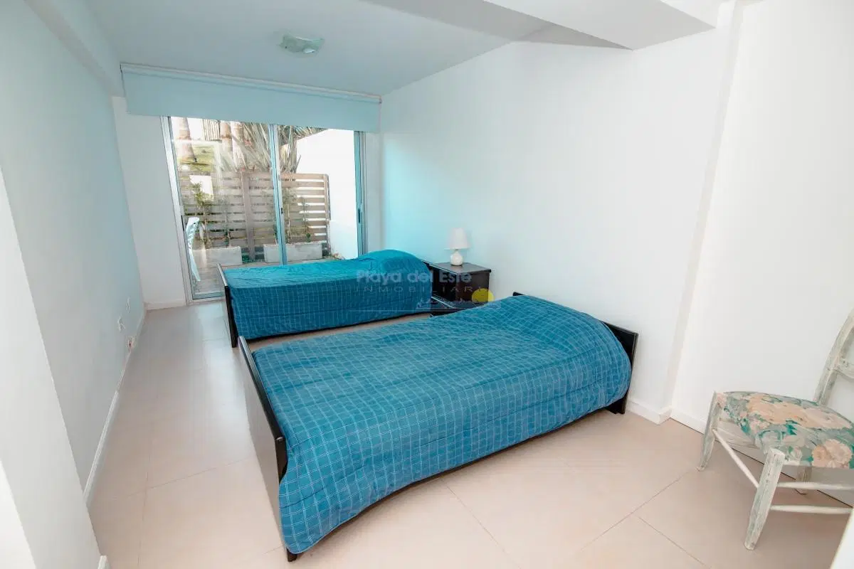Oportunidad en Venta de Apartamento de planta baja con salida al jardín de tres dormitorios en Playa 4