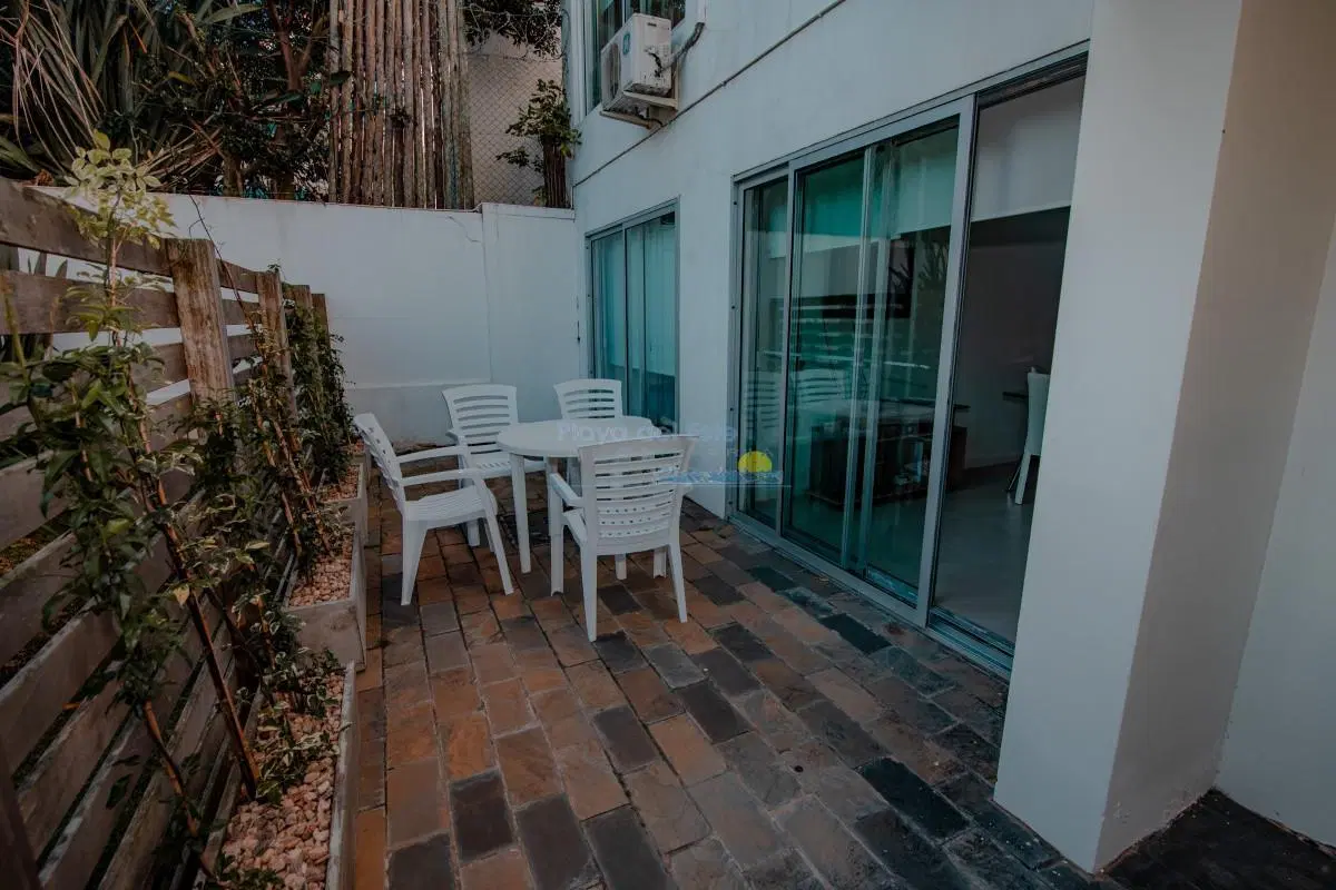 Oportunidad en Venta de Apartamento de planta baja con salida al jardín de tres dormitorios en Playa 1
