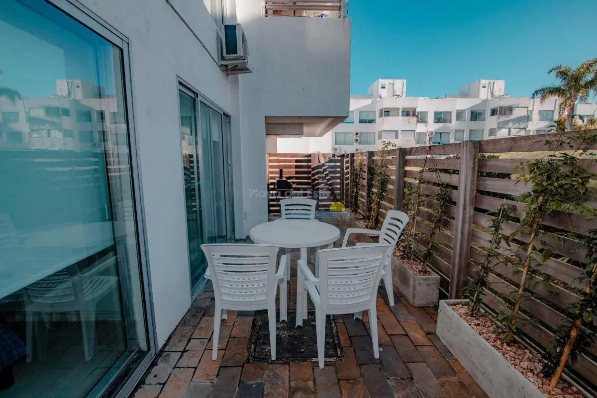 Oportunidad en Venta de Apartamento de planta baja con salida al jardín de tres dormitorios en Playa 3