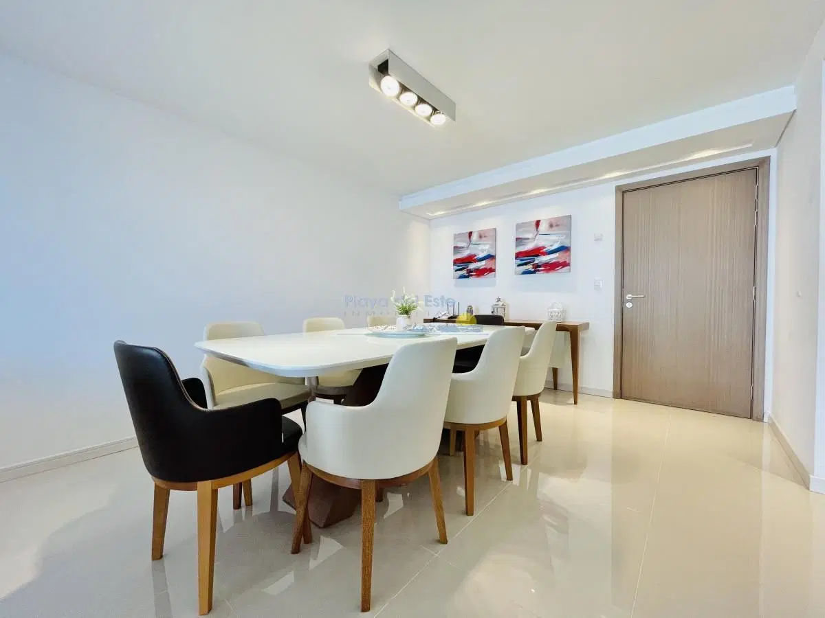 Apartamento de 3 Dormitorios y Dependencia, con Parrillero y Vista al Mar en Playa Brava, Punta del 2