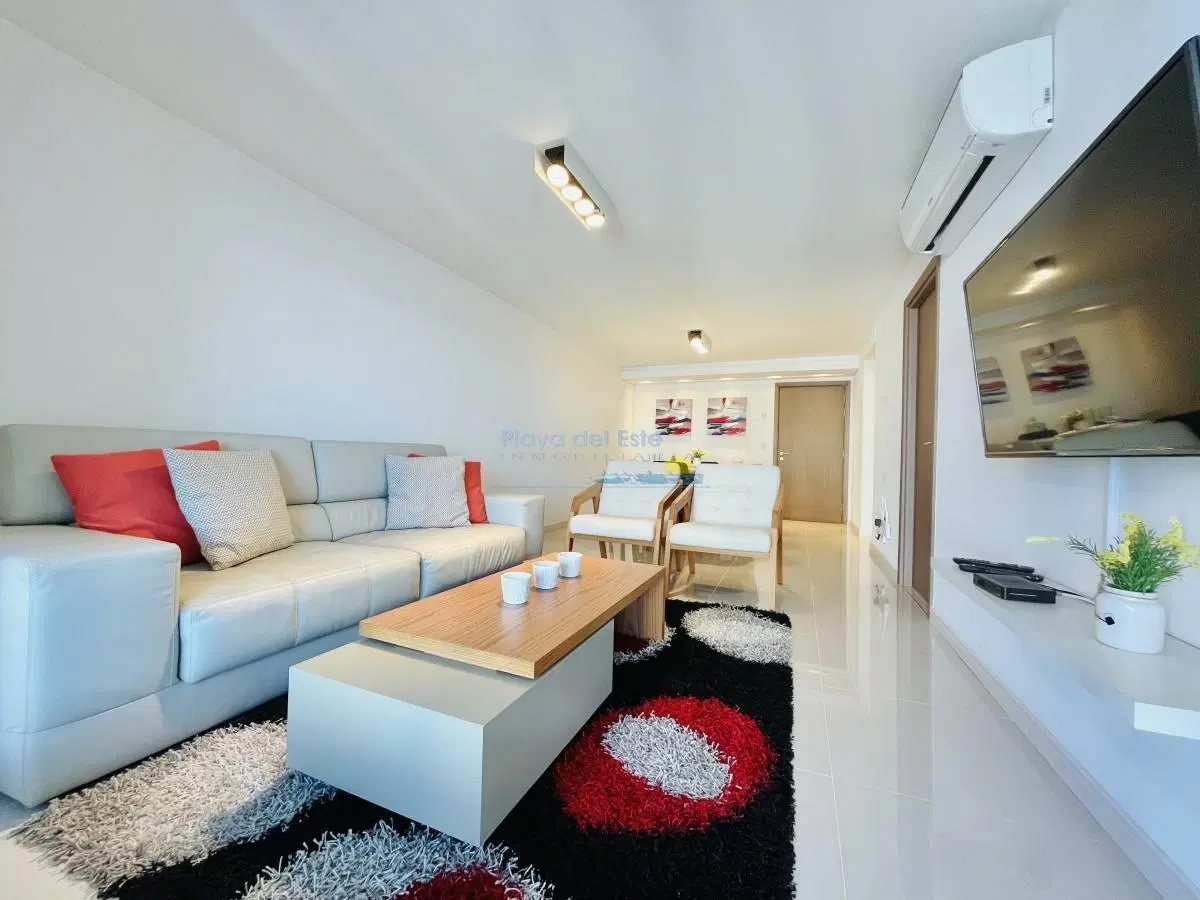 Apartamento de 3 Dormitorios y Dependencia, con Parrillero y Vista al Mar en Playa Brava, Punta del 5
