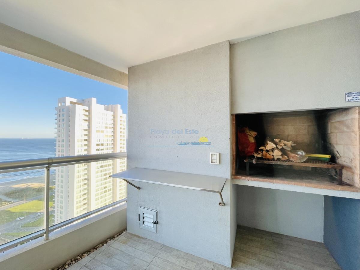 Foto de Apartamento de 3 Dormitorios y Dependencia, con Parrillero y Vista al Mar en Playa Brava, Punta del, imagen 3