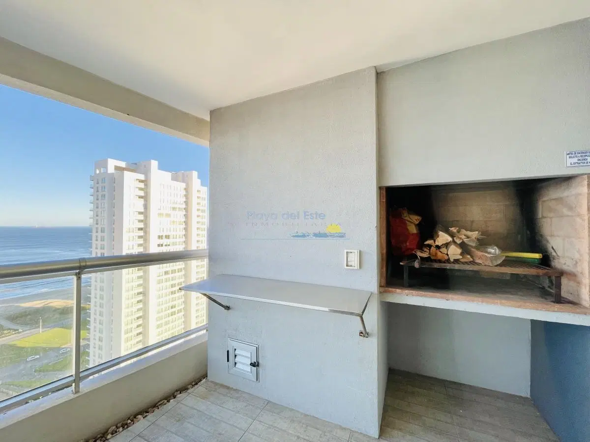 Apartamento de 3 Dormitorios y Dependencia, con Parrillero y Vista al Mar en Playa Brava, Punta del 3