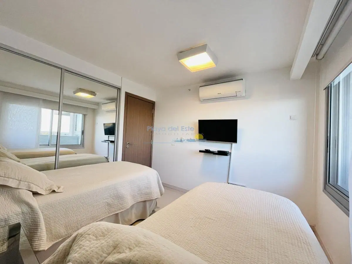 Apartamento de 3 Dormitorios y Dependencia, con Parrillero y Vista al Mar en Playa Brava, Punta del 2