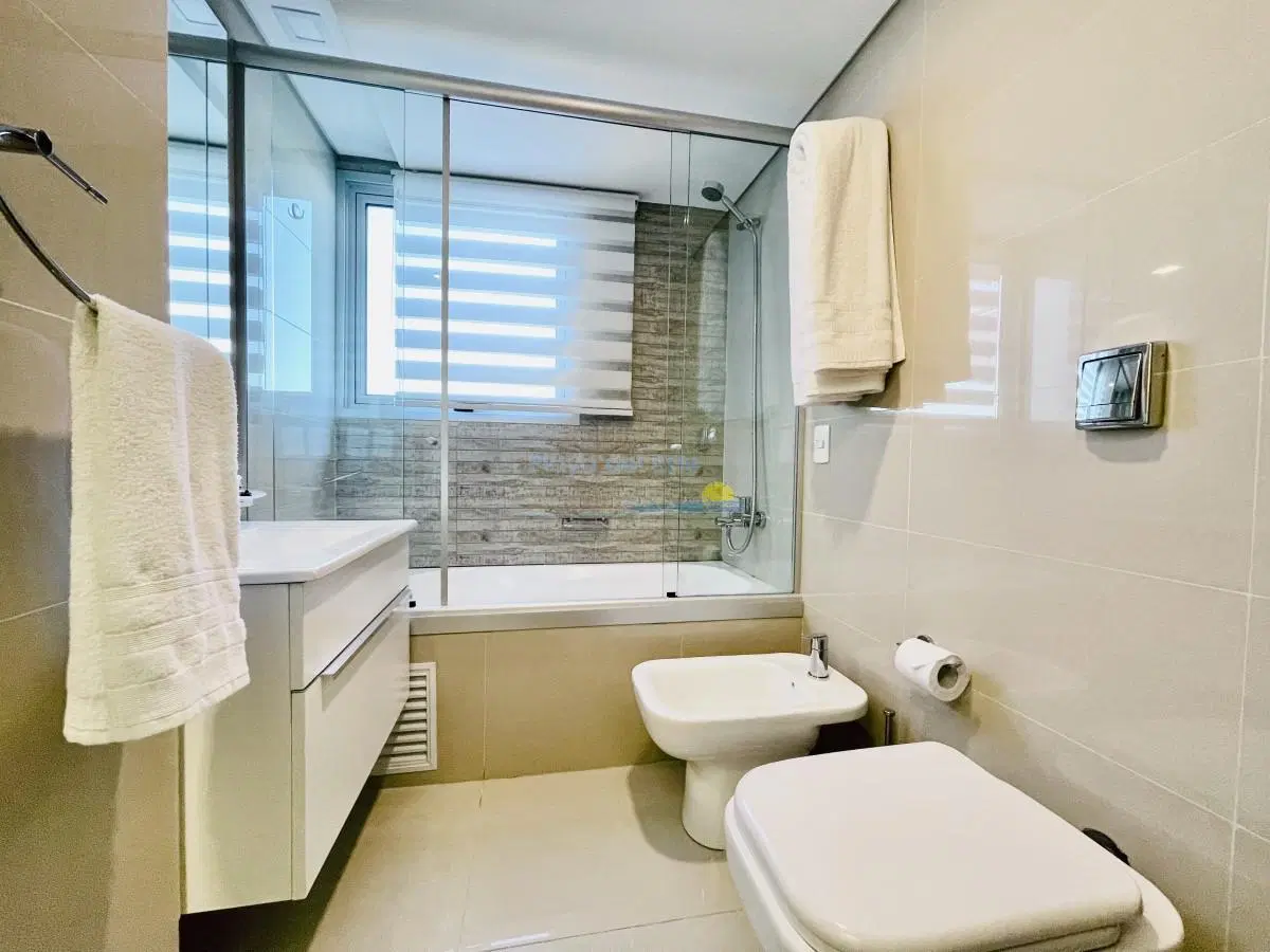 Apartamento de 3 Dormitorios y Dependencia, con Parrillero y Vista al Mar en Playa Brava, Punta del 8