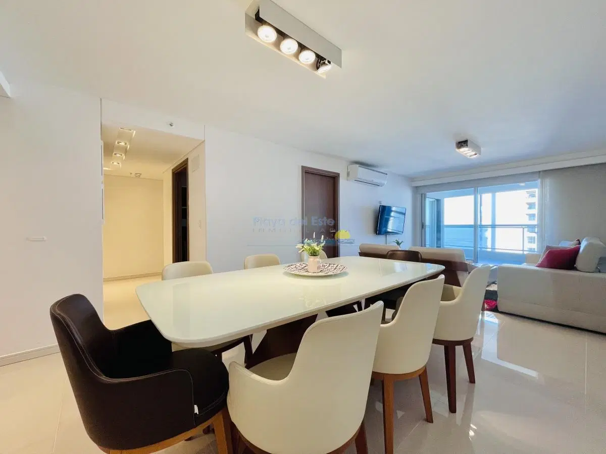 Apartamento de 3 Dormitorios y Dependencia, con Parrillero y Vista al Mar en Playa Brava, Punta del 5