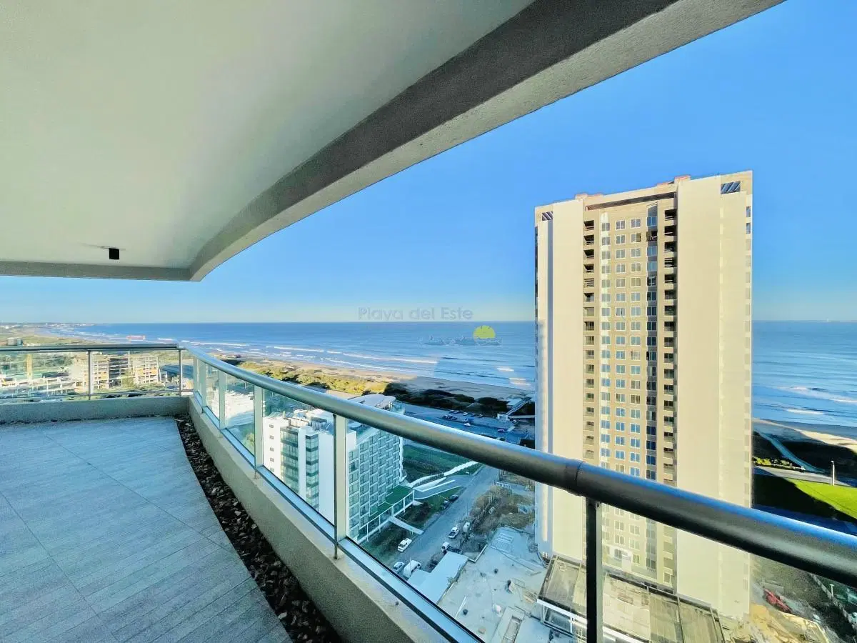 Apartamento de 3 Dormitorios y Dependencia, con Parrillero y Vista al Mar en Playa Brava, Punta del 1