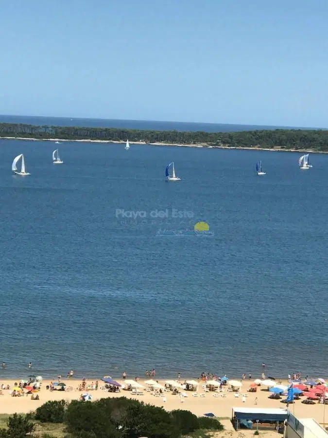 enta de Excelente Apartamento de 3 Dormitorios con Vista al Mar, Playa Mansa, Punta del Este 4
