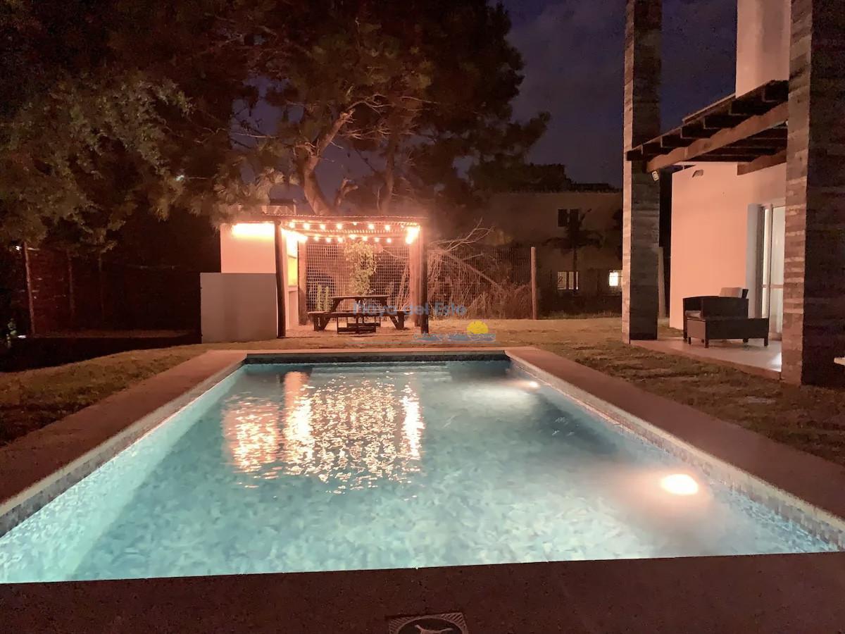 Foto de Muy Buena Casa de 5 Dormitorios y Piscina en Rincón del Indio, a Pocos, imagen 1