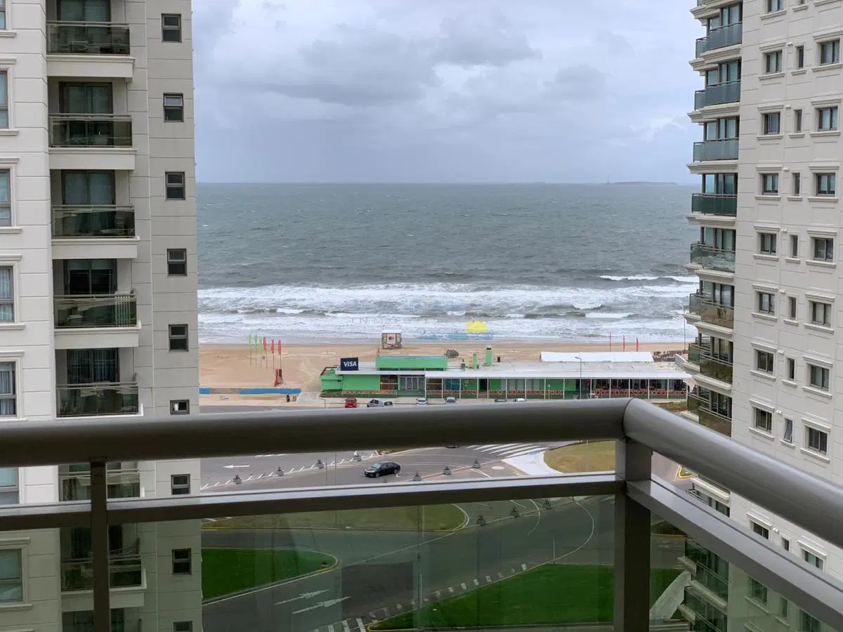 Apartamento en alquiler temporal de 2 dormitorios en Torre Imperiale , Punta del este , Playa brava 4