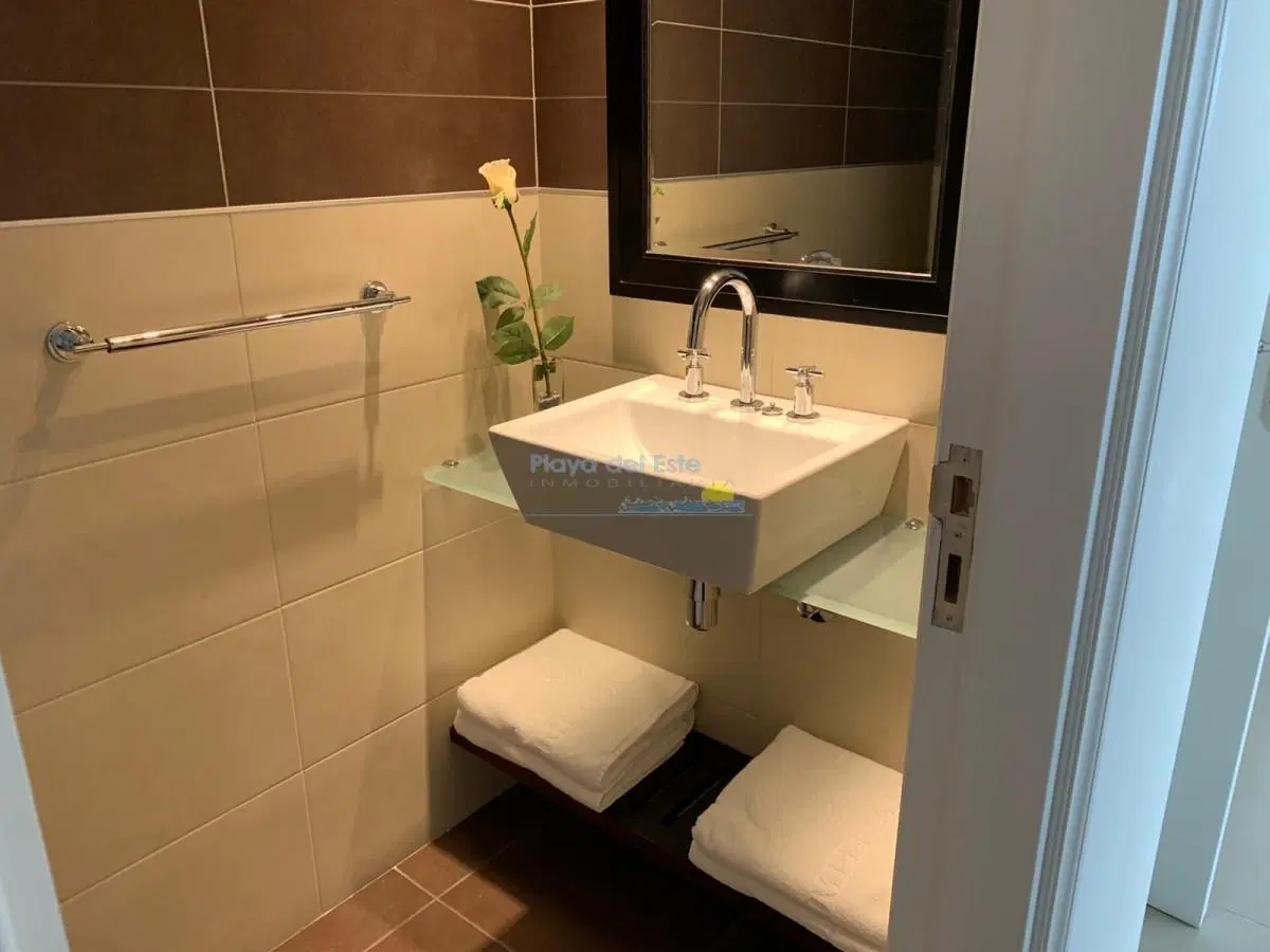 Apartamento en alquiler temporal de 2 dormitorios en Torre Imperiale , Punta del este , Playa brava 5