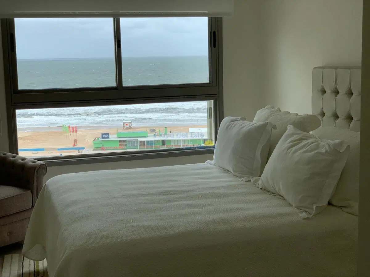 Apartamento en alquiler temporal de 2 dormitorios en Torre Imperiale , Punta del este , Playa brava 2