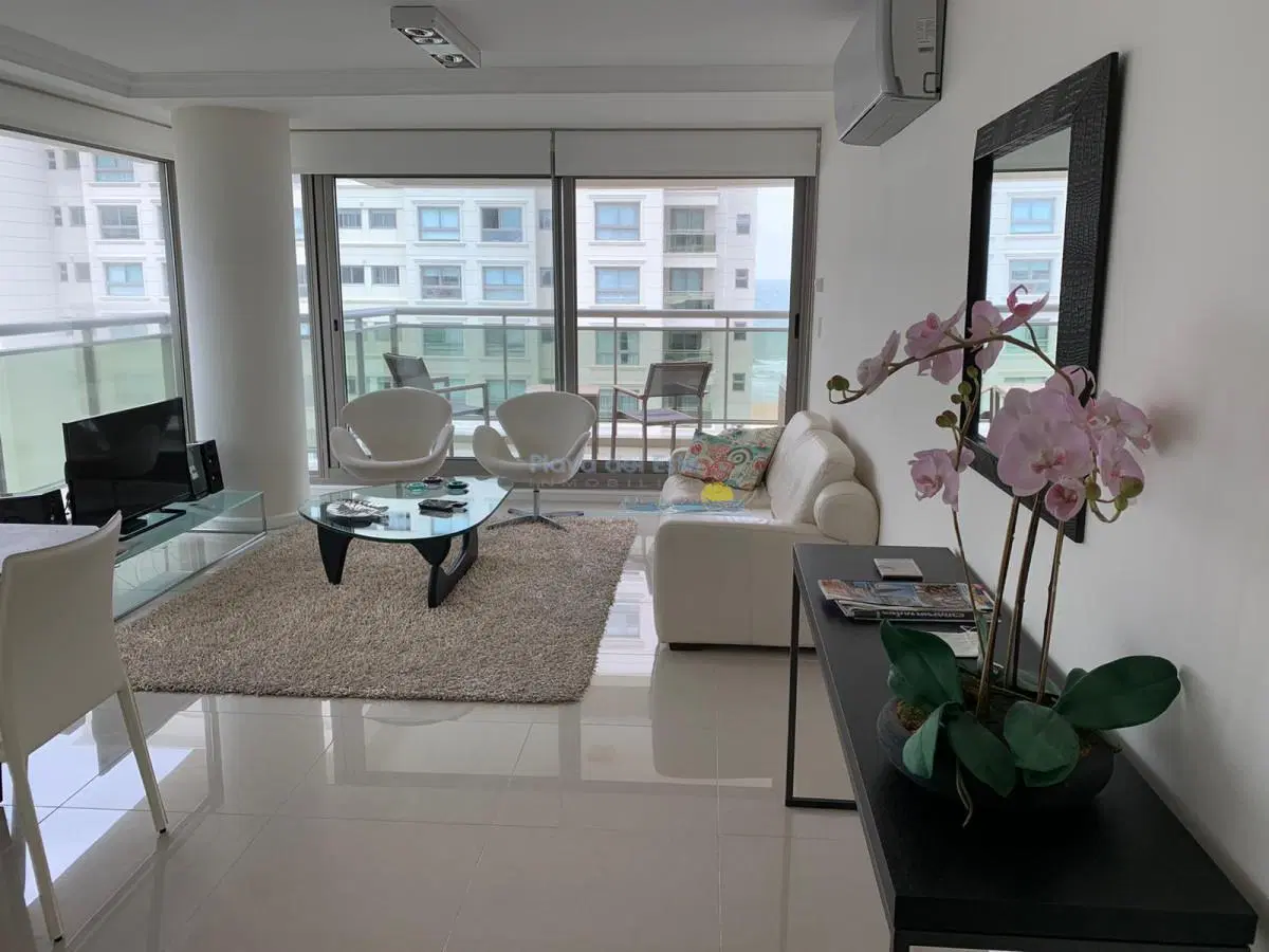 Apartamento en alquiler temporal de 2 dormitorios en Torre Imperiale , Punta del este , Playa brava 1