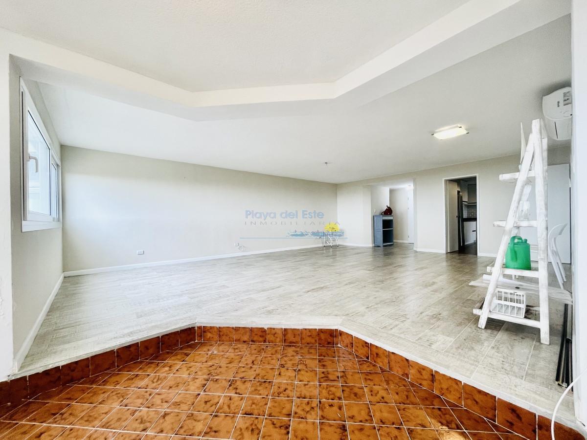Foto de Venta y alquiler anual de amplio apartamento de tres dormitorios, imagen 1