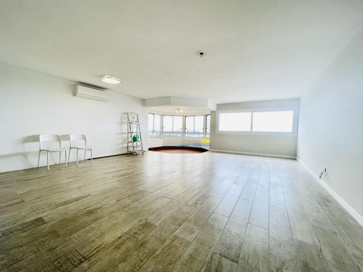 Foto de Venta y alquiler anual de amplio apartamento de tres dormitorios, imagen 2