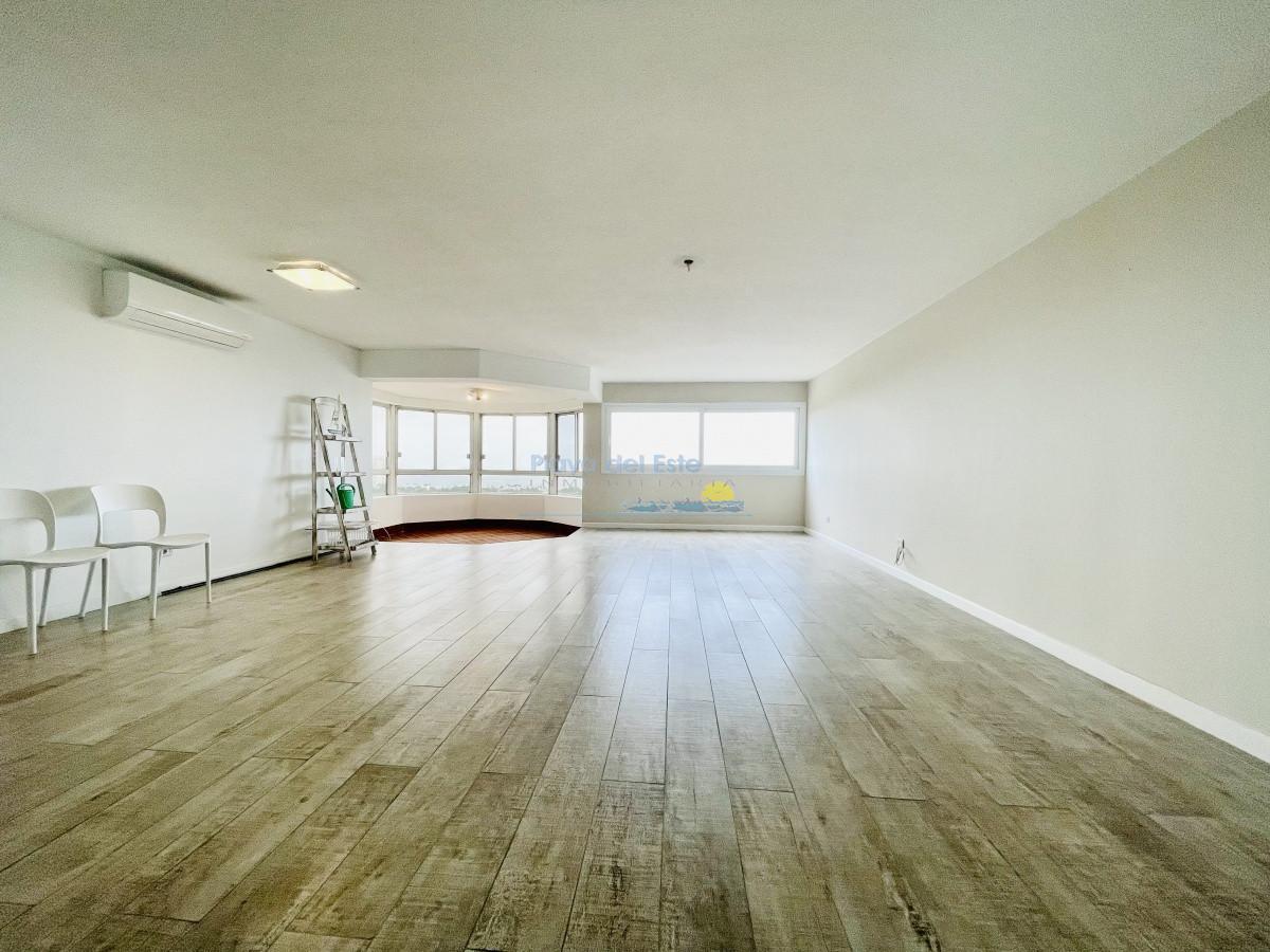 Foto de Venta y alquiler anual de amplio apartamento de tres dormitorios, imagen 1