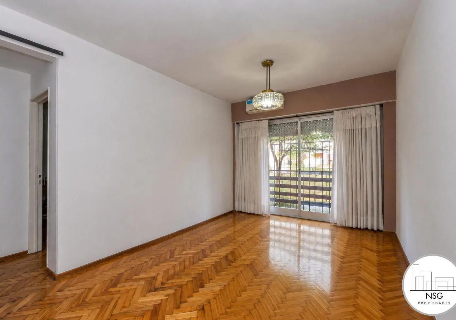 Amplio 4 Ambientes al Frente con Balcón Corrido y Patio – 83 m² Totales 4
