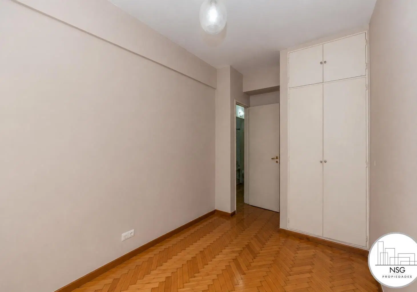 Amplio 4 Ambientes al Frente con Balcón Corrido y Patio – 83 m² Totales 5