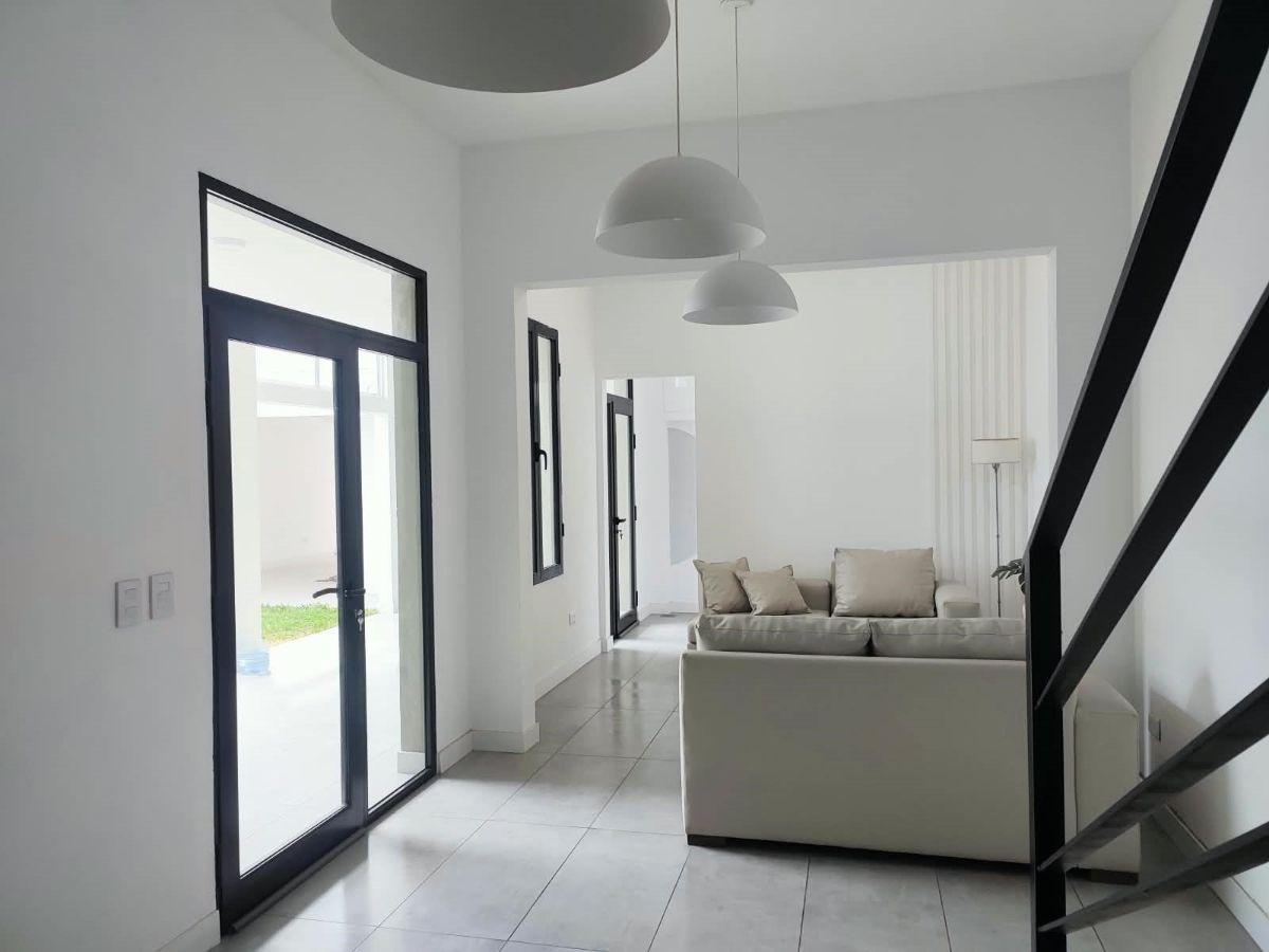 Foto de Casa con 2/3 dormitorios en venta en La Plata., imagen 5