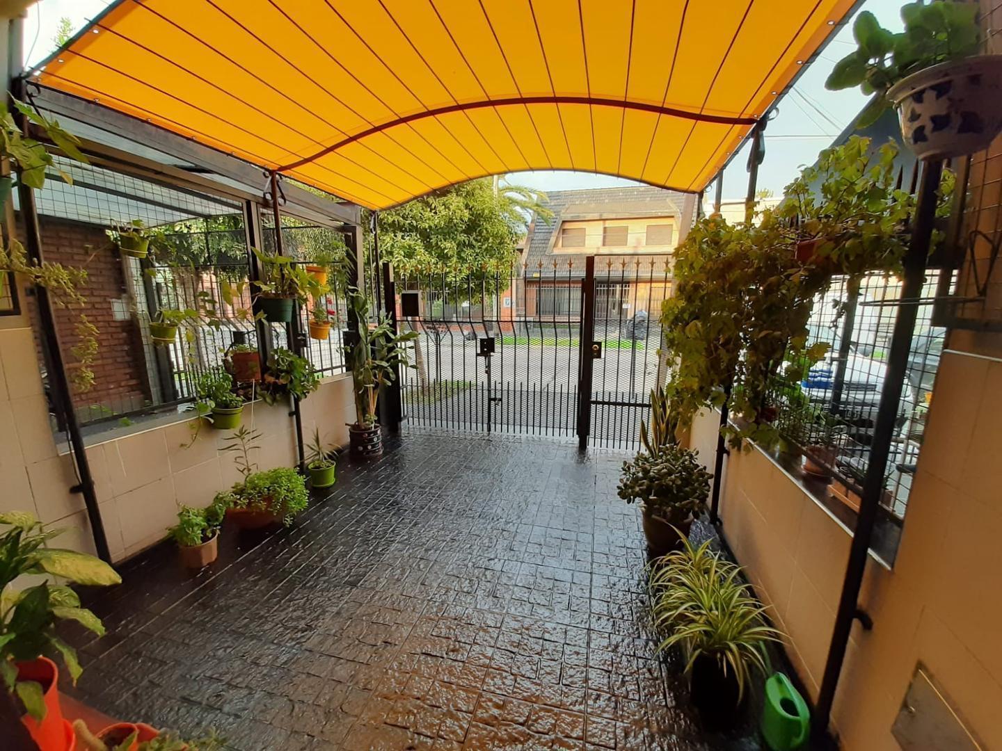 DUPLEX 3 AMBIENTES CON COCHERA Y PATIO