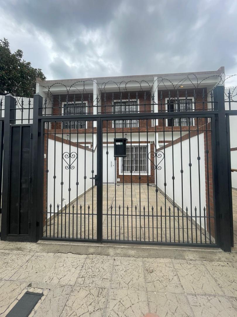 DUPLEX 3 AMBIENTES CON COCHERA Y PATIO A ESTRENAR
