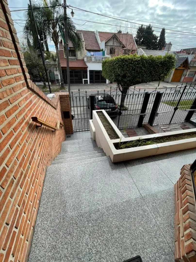 TRIPLEX 4 PLANTAS EN VILLA LUZURIAGA 5