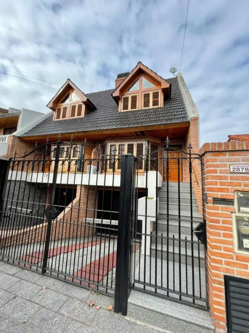 TRIPLEX 4 PLANTAS EN VILLA LUZURIAGA 1