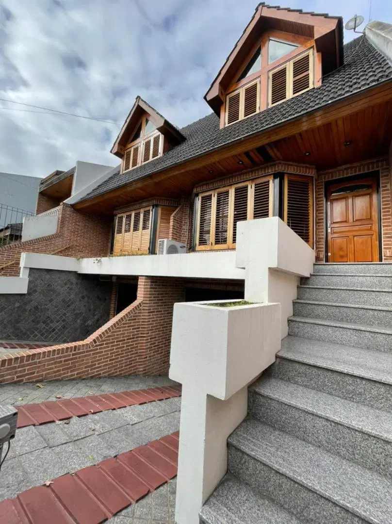 TRIPLEX 4 PLANTAS EN VILLA LUZURIAGA 3