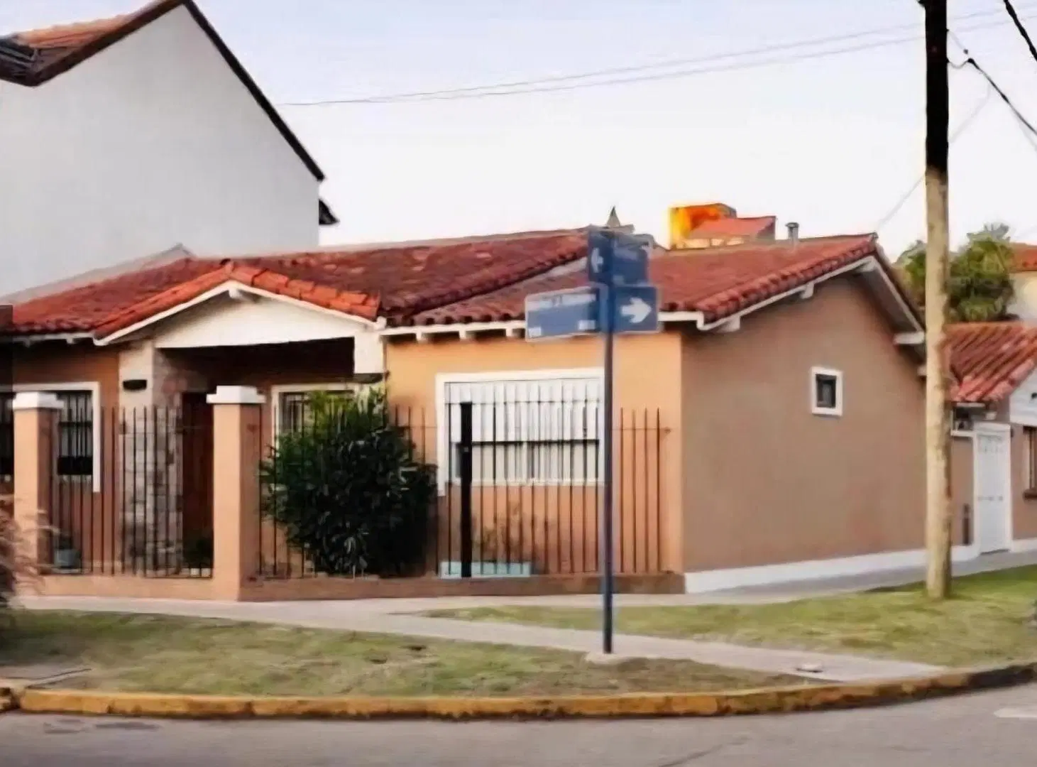 CASA SOBRE LOTE PROPIO DE 10 X 24 1