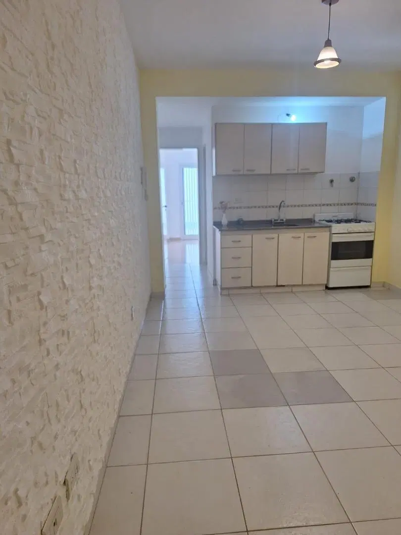 DEPARTAMENTO DOS AMBIENTES CON PATIO EN VILLA LUZURIAGA 5