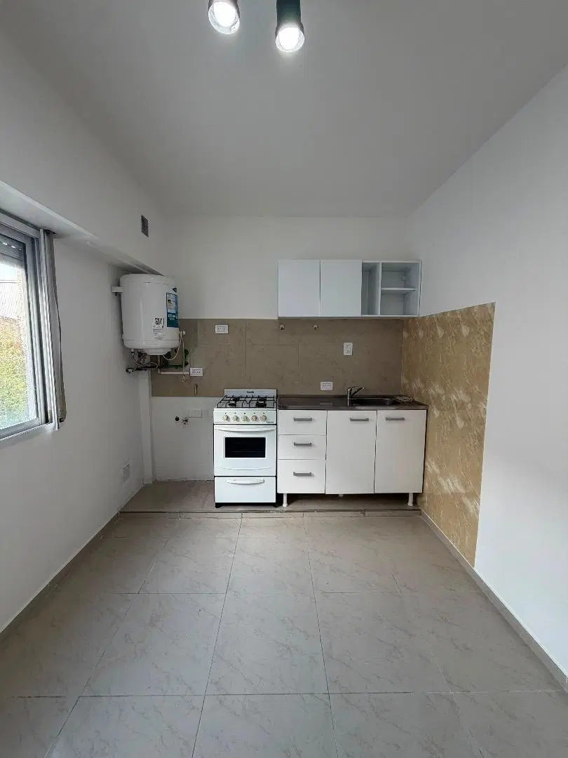 DEPARTAMENTO DOS AMBIENTES CN BALCON, UBICADO EN RAMOS MEJIA 2
