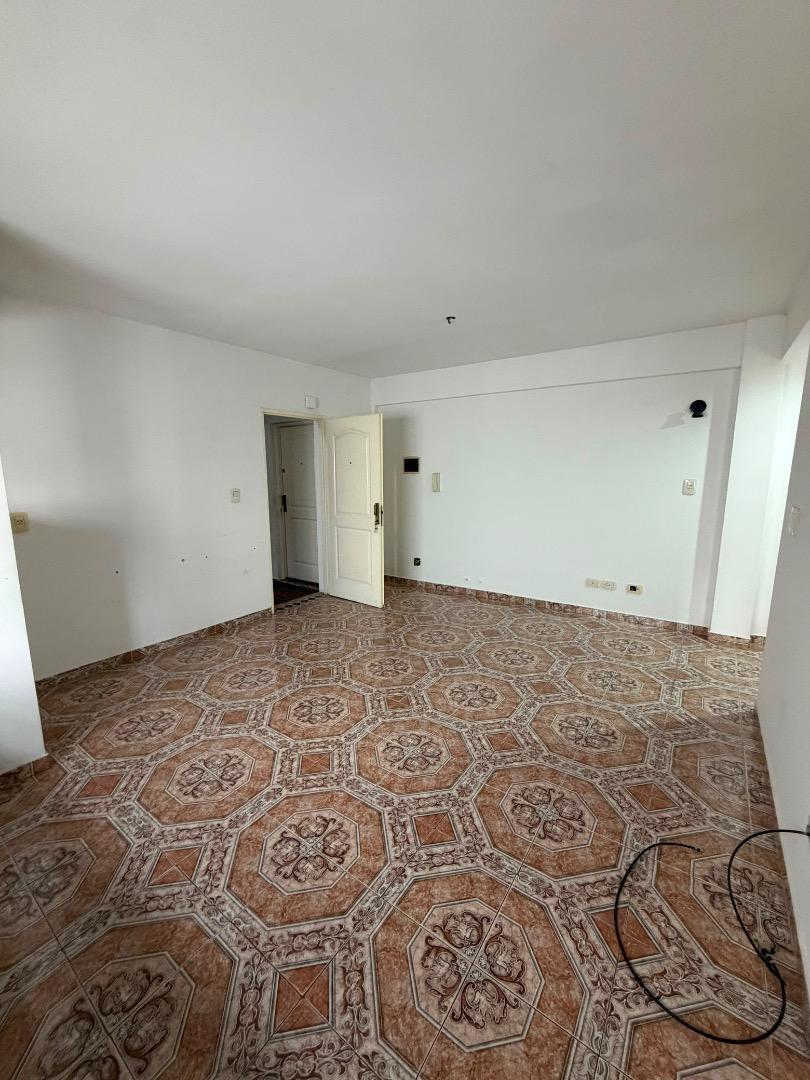 Foto de DEPARTAMENTO 2 AMBIENTES CON TERRAZA UBICADO EN V. LUZURIAGA, imagen 4