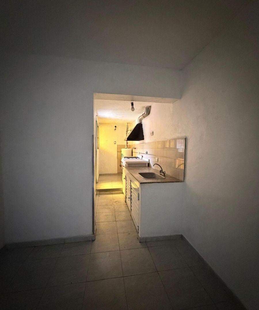 Foto de CASA EN PH 132 E/60 Y 61 LOS HORNOS - 2 DORMITORIOS Y PATIO, imagen 2