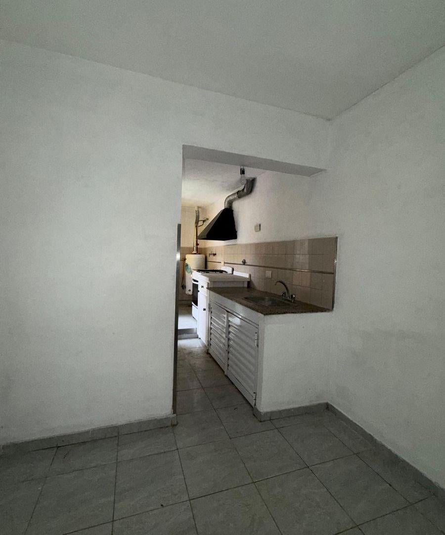 Foto de CASA EN PH 132 E/60 Y 61 LOS HORNOS - 2 DORMITORIOS Y PATIO, imagen 4