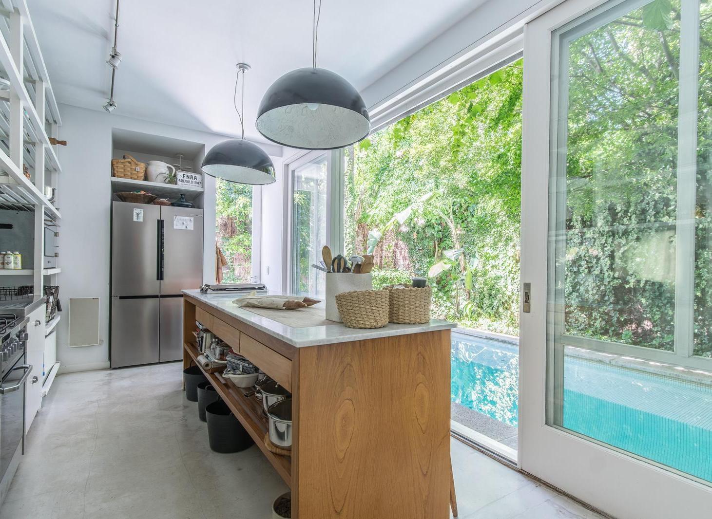 Casa Moderna en venta en Bajo Belgrano. 5 ambientes. Jardín y Pileta.