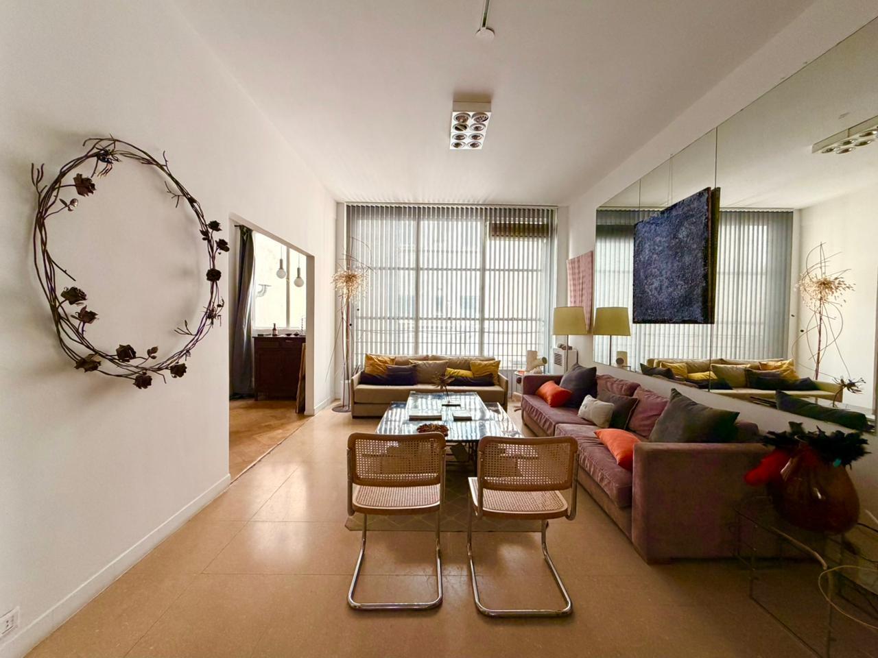 Foto de Departamento Racionalista en venta en Retiro. 2 Dormitorios. Luminoso., imagen 1
