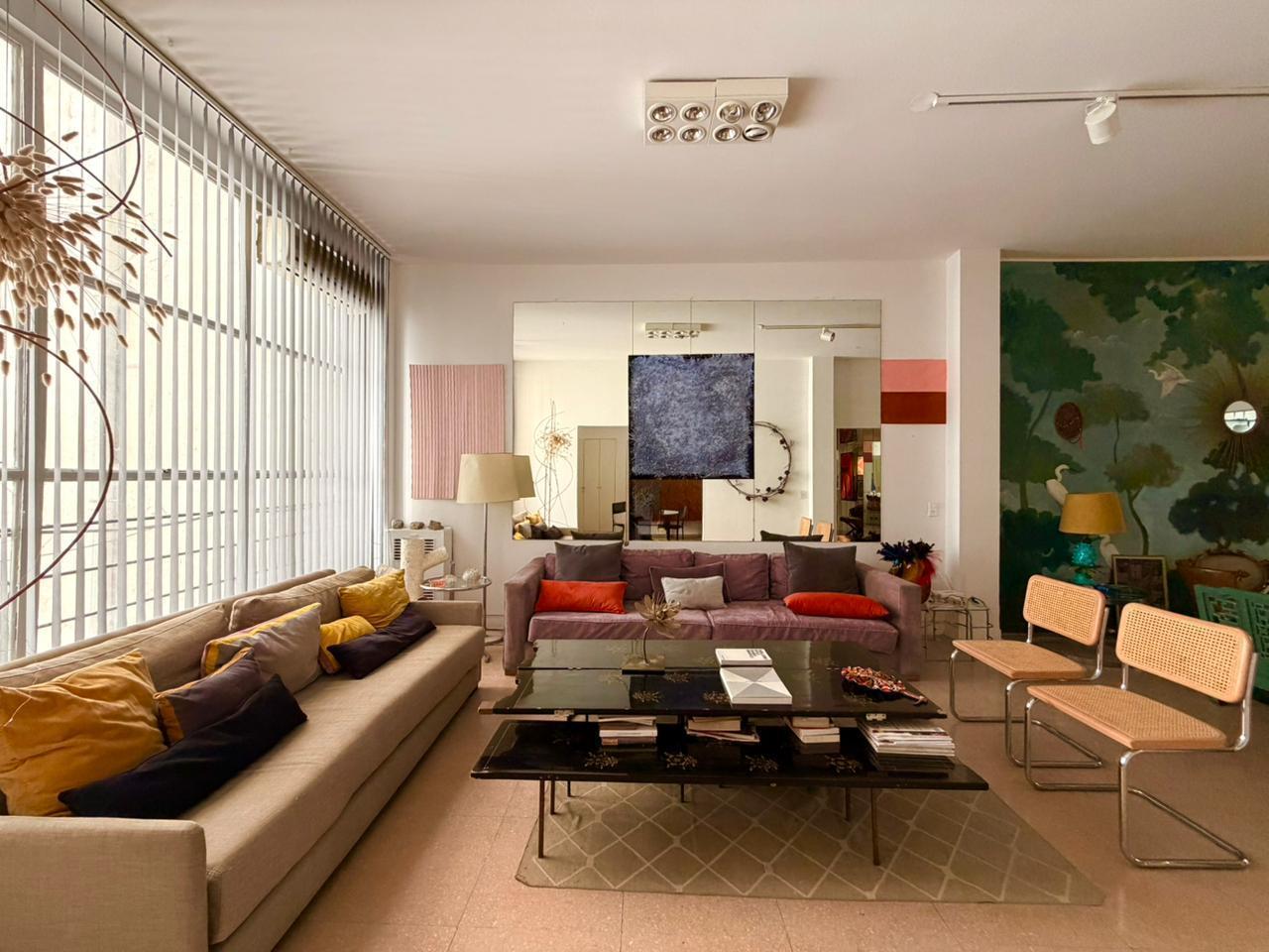 Departamento Racionalista en venta en Retiro. 2 Dormitorios. Luminoso.