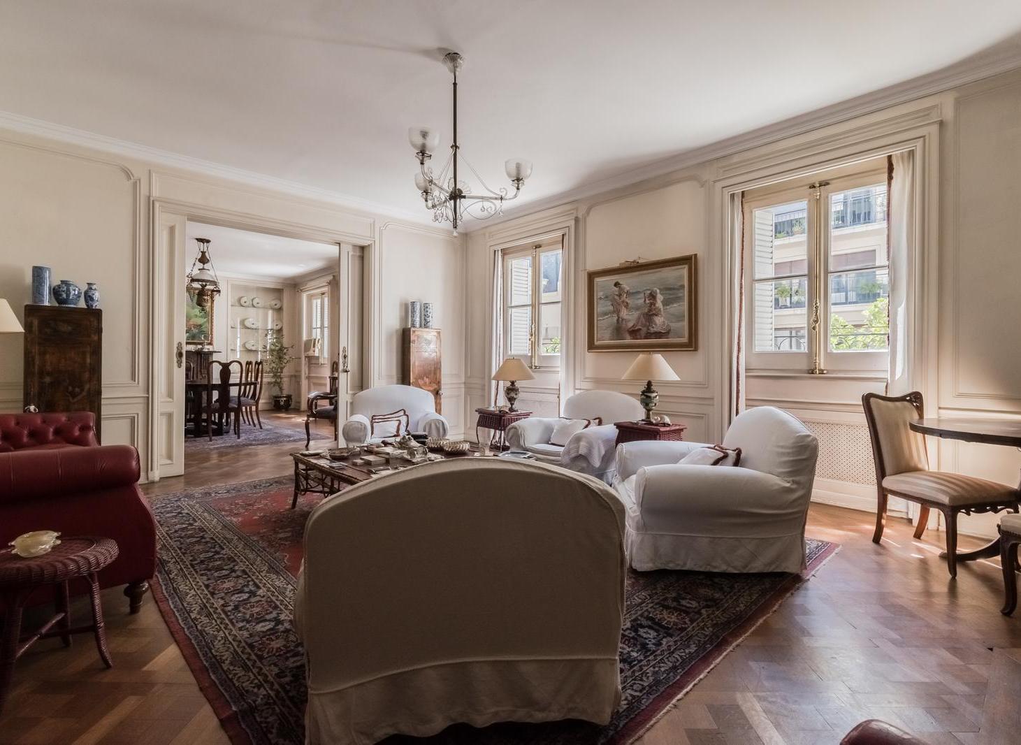 Departamento en venta en Recoleta sobre Avenida Alvear. 5 dormitorios. Edificio Francés.