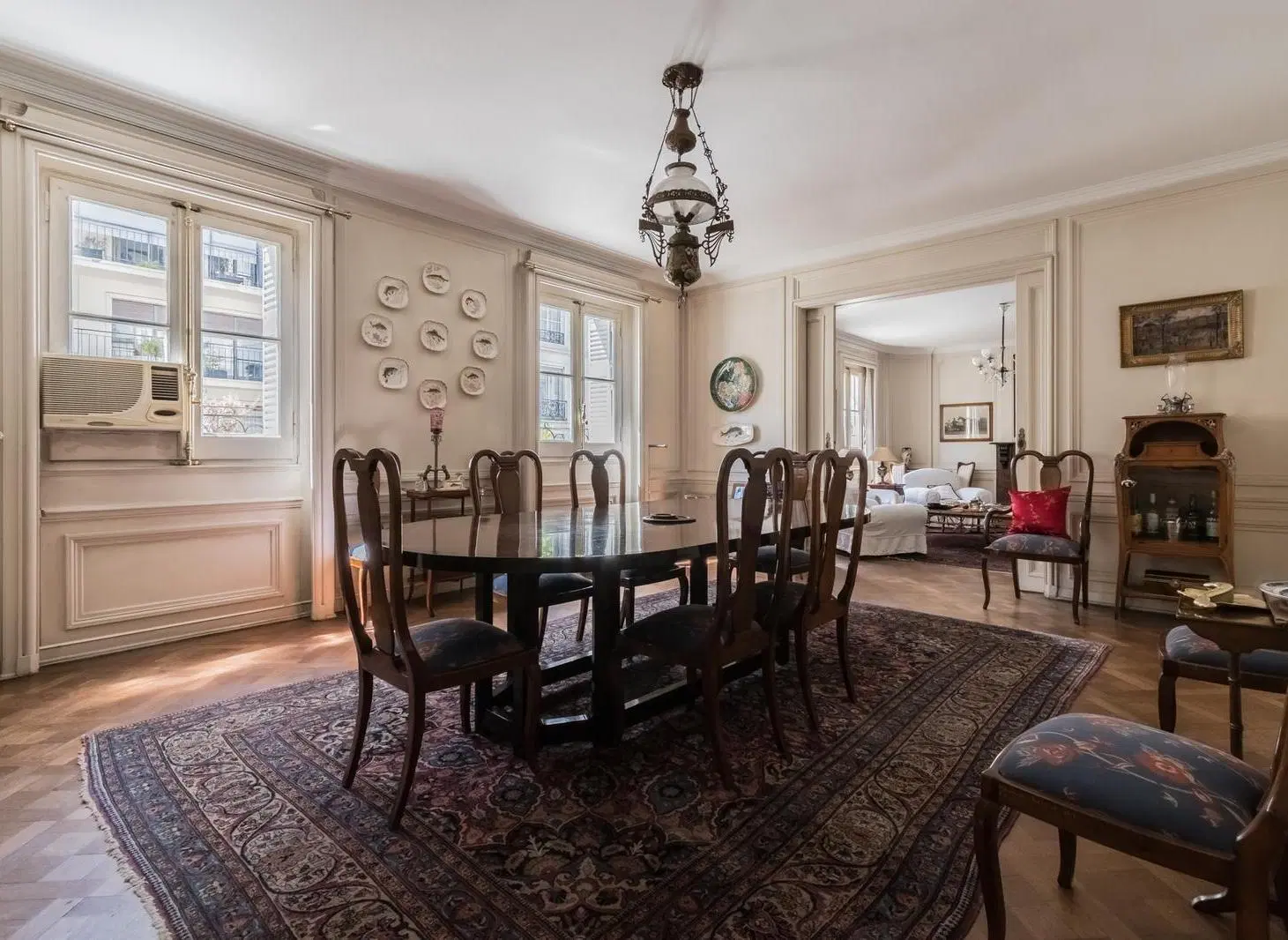 Departamento en venta en Recoleta sobre Avenida Alvear. 5 dormitorios. Edificio Francés. 4