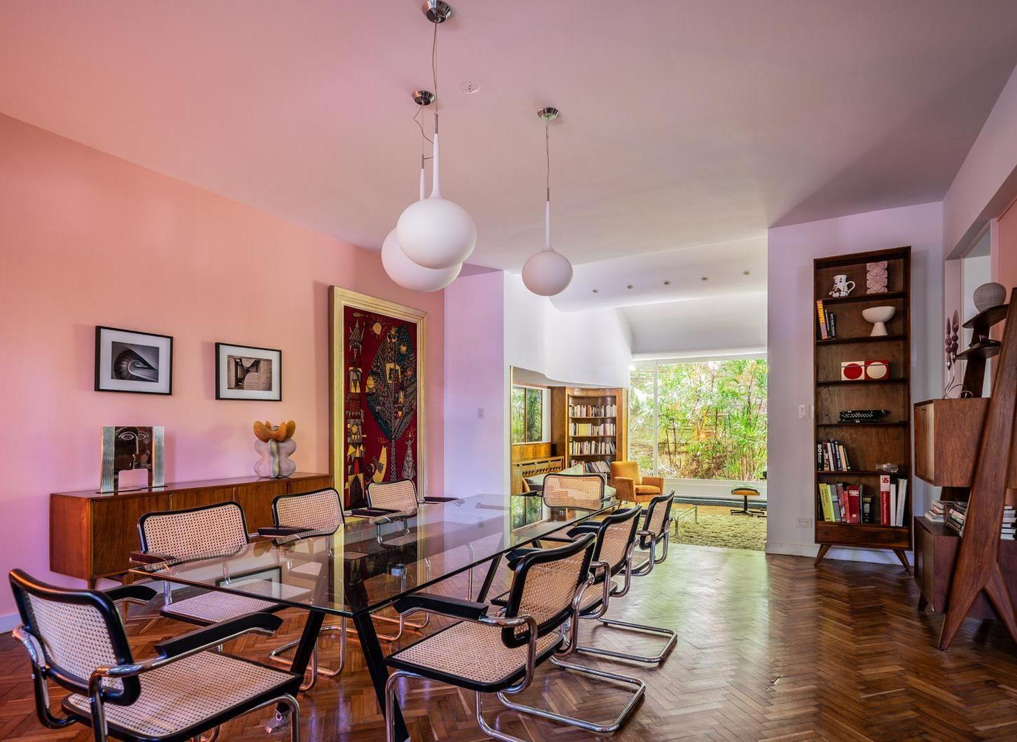Casa Racionalista en venta en Acassuso. 5 Dormitorios. Quincho. Pileta. Cochera cubierta.