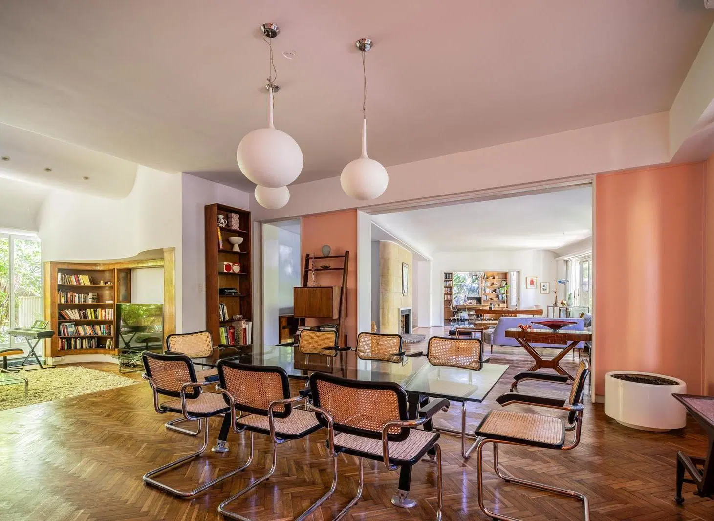 Casa Racionalista en venta en Acassuso. 5 Dormitorios. Quincho. Pileta. Cochera cubierta. 5